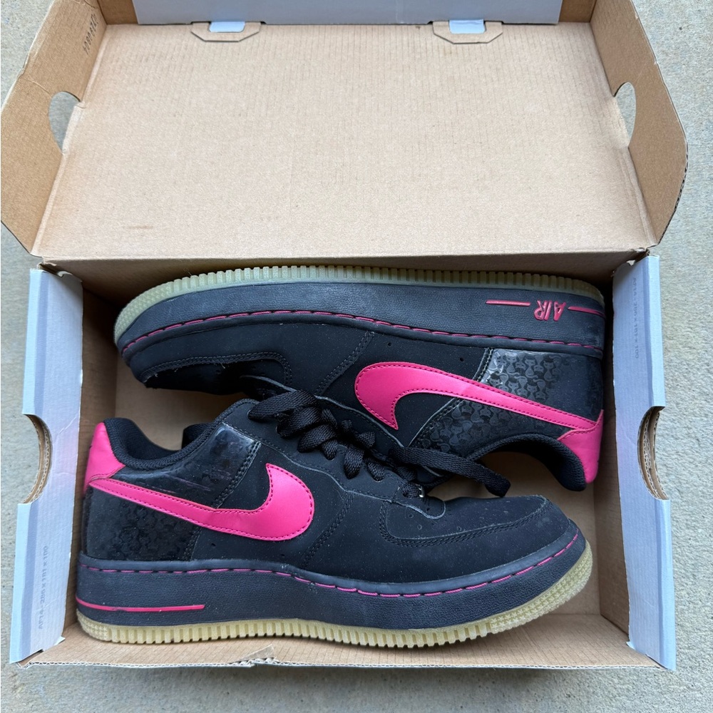 NIKE AIR FORCE 1 LE  - Kids Black and Pink Sneakers (Size 5Y)